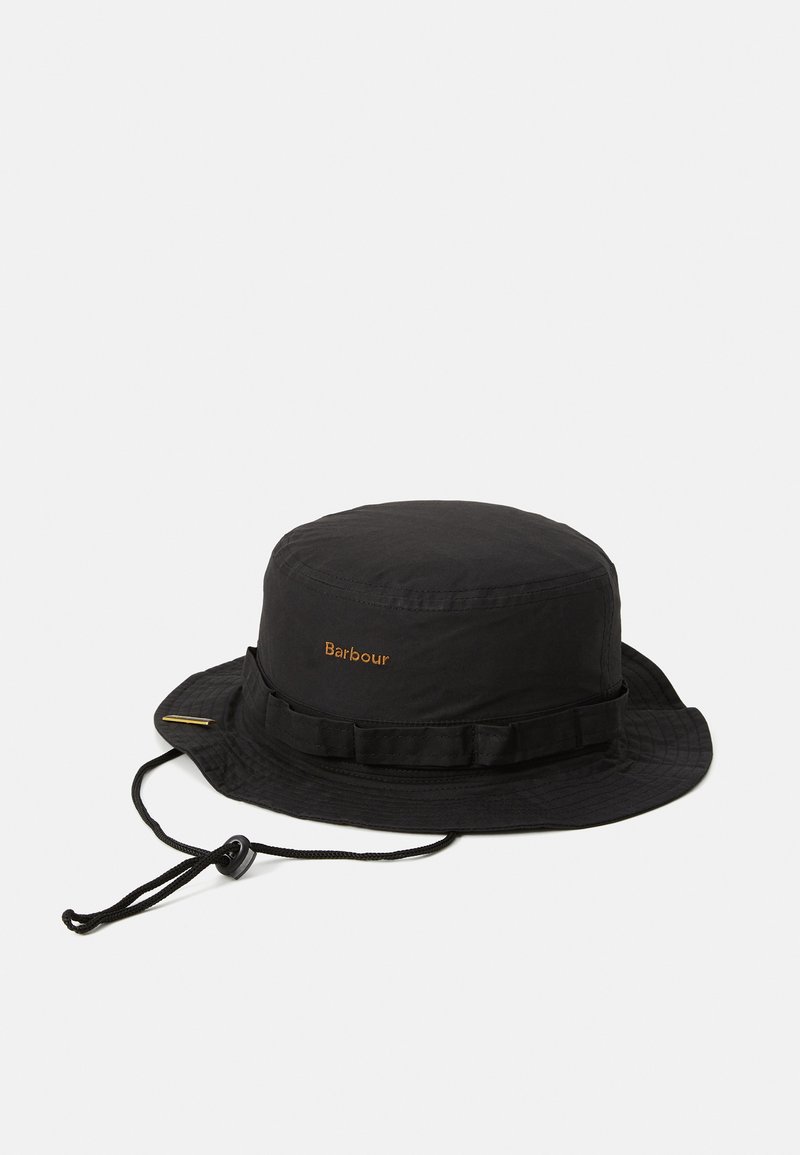 Chapeau seau noir avec cordon de menton réglable et logo Barbour brodé, conçu pour une utilisation en extérieur.