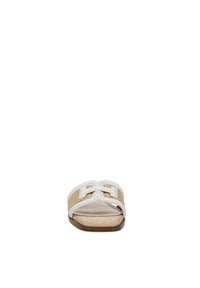 Infradito con cinturini sintetici bianchi e suola intrecciata beige. Design open toe con motivo testurizzato e dettaglio logo discreto. Tacco piatto.