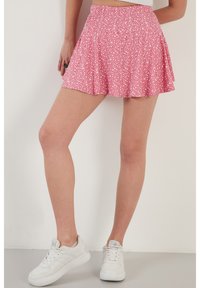 LELA - FLOWERED ELASTIC WAIST - Shorts - fuchsia Immagine in miniatura 1