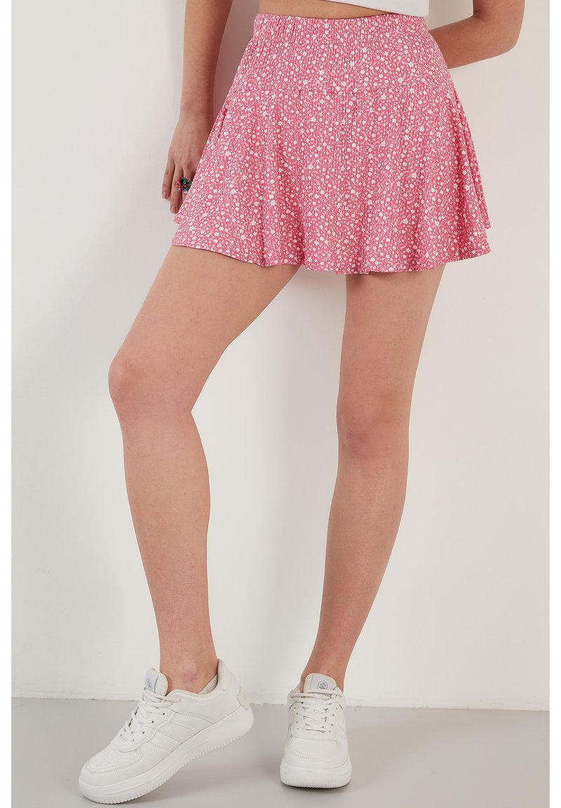 LELA - FLOWERED ELASTIC WAIST - Shorts - fuchsia, Ingrandire