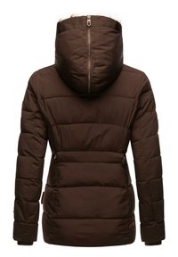 Chaqueta de invierno acolchada marrón oscuro con capucha desmontable y cinturones en la cintura con botones, vista desde la parte trasera sobre un fondo blanco.