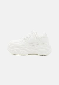 Zapatillas deportivas blancas y gruesas con parte superior de cuero liso, suela gruesa texturizada con patrones ondulados y diseño clásico de cordones.