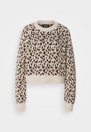 Beżowy krótki sweter w wzór z leopardem w odcieniach brązu i czerni. Posiada ściągacze przy rękawach i dolnej krawędzi oraz okrągły dekolt.