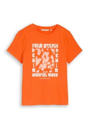 Fel oranje T-shirt met korte mouwen, wit abstract patroon en tekst "Palm Studio Denim Coastal Wave" in het midden voor.