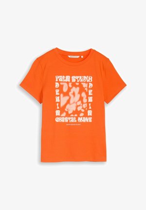 Helles orangefarbenes Kurzarm-T-Shirt mit weißem abstraktem Muster und dem Schriftzug "Palm Studio Denim Coastal Wave" in der Mitte vorne.