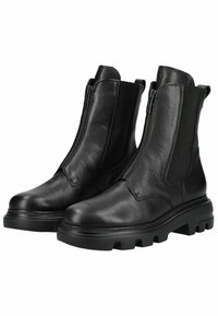 Botas de tobillo de cuero negro con un acabado suave, cremalleras laterales y suelas de goma gruesas con tacos pronunciados para un mejor agarre.