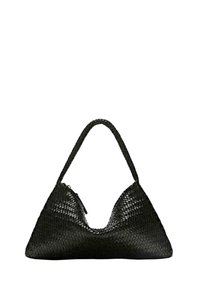 Borsa a tracolla nera intrecciata con forma triangolare, superficie testurizzata, manico singolo e chiusura a zip su un lato.