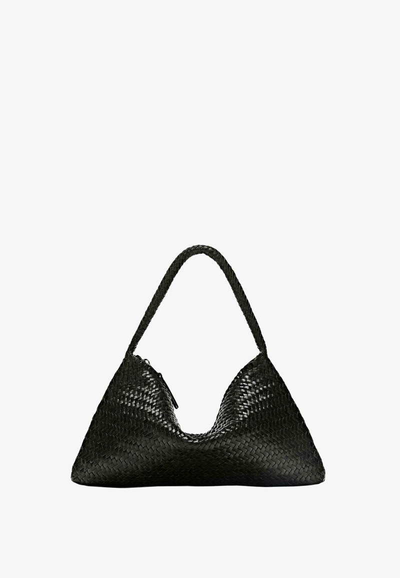 Borsa a tracolla nera intrecciata con forma triangolare, superficie testurizzata, manico singolo e chiusura a zip su un lato.