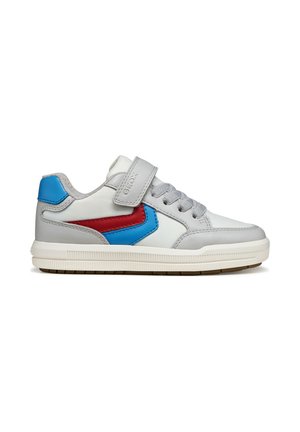 Basket de couleur blanche pour enfant avec des accents gris, bleu et rouge, lacets gris, bride à velcro et semelle blanche texturée.