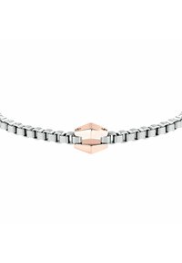Bracciale in metallo argento con maglie rettangolari, dotato di una chiusura geometrica in oro rosa dal design triangolare. Superficie liscia e lucida.