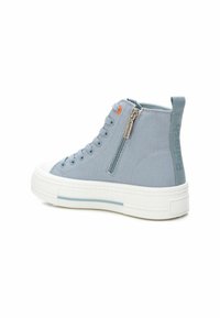 Zapatilla alta de lona azul clara con suela de goma blanca. Cuenta con cordones, un zipper lateral y acentos texturizados en el talón.