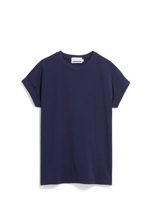 Marineblaues Baumwoll-T-Shirt mit lockerem Schnitt, aufgerollten Ärmeln und kleinem Logo auf der Brust. Glatte Textur und klassischer Rundhalsausschnitt.