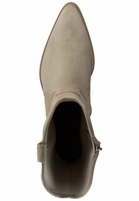 Stivaletto in suede beige con punta affusolata, cuciture decorative e chiusura con zip laterale. Fodera interna liscia.