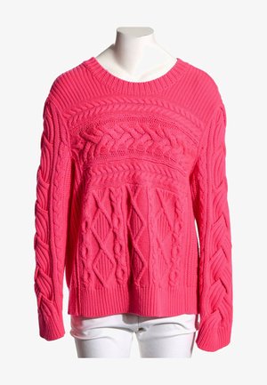 Pull tricoté rose vif avec des motifs torsadés et losanges, manches longues et col rond, présenté sur un torse de mannequin blanc.