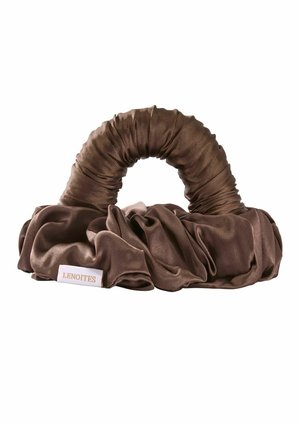 Braune gestufte Satintasche mit gepolstertem Griff und Stoffetikett mit der Aufschrift "LENOITES" vor weißem Hintergrund.