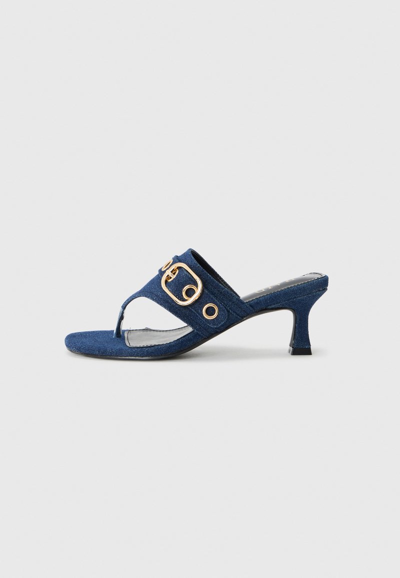 Sandales à talons en denim avec une fine bride au niveau des orteils, design ouvert et accents décoratifs en métal doré. Couleur bleue avec une finition texturée.