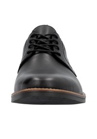 Zapato de vestir negro de cuero con acabado suave, punta redonda, costados texturizados y suela de goma plana. Presenta un diseño clásico de cordones.