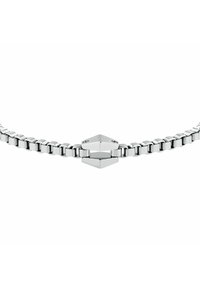 Bracciale in metallo argentato con design a catena, dotato di una chiusura geometrica al centro. Texture liscia con una finitura lucida.