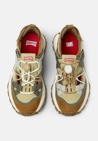 Sneakers Camper caratterizzati da una combinazione di suede beige, oliva e marrone, con dettagli bianchi, suola robusta e solette rosse contrassegnate con "Camper" e "Twins."