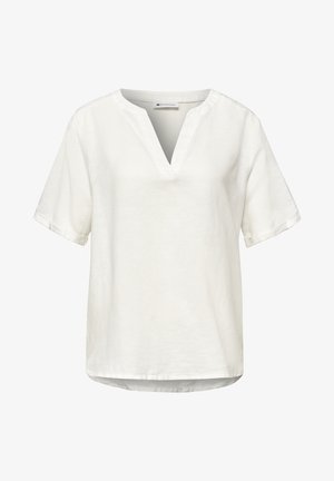Blusa blanca de manga corta con escote en V partido y dobladillo ligeramente curvado, hecha de tela ligera.