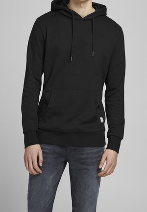 Sweatshirt à capuche noir avec des manches longues, poche frontale et cordons de serrage réglables. Fabriqué en tissu doux, avec des poignets et un ourlet côtelés.