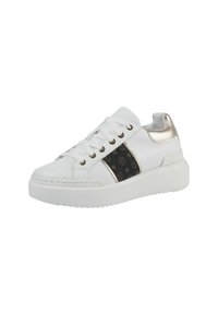 Sneaker bianco con pannello laterale nero a motivo, dettagli metallici e suola bianca spessa. Presenta un design con lacci e occhielli dorati.