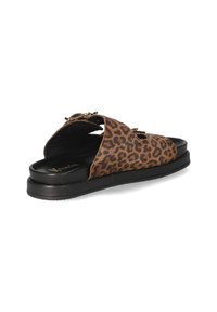 Slippers met luipaardprint en een open ontwerp, zwarte rubberen zool en gouden accenten. Zachte textuur en platte profiel voor comfort.