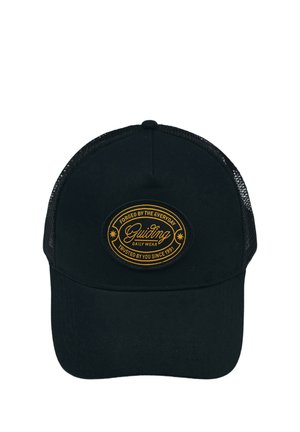 Czarna siateczkowa czapka z daszkiem baseballowym o zakrzywionym rondzie i owalną łatą z napisem "Guiding Daily Wear Forged by the Everyday Trusted by You Since 1991" w kolorze żółtym.