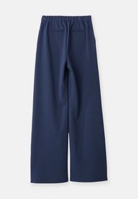 Navyblauwe wijde broek met elastische tailleband en twee achterzakken, weergegeven op een witte achtergrond.