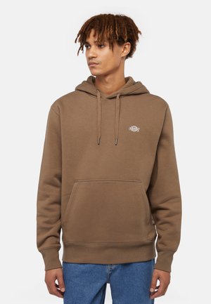 Sudadera marrón hecha de algodón suave con un bolsillo tipo canguro, capucha con cordón y un pequeño logo blanco en el pecho. Puños y dobladillo de canalé texturizado.