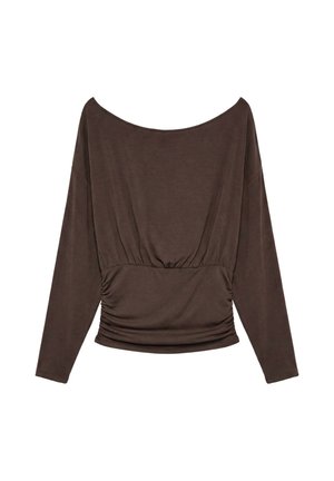 Haut à manches longues marron foncé avec large encolure et détail froncé à la taille, posé à plat sur fond blanc.