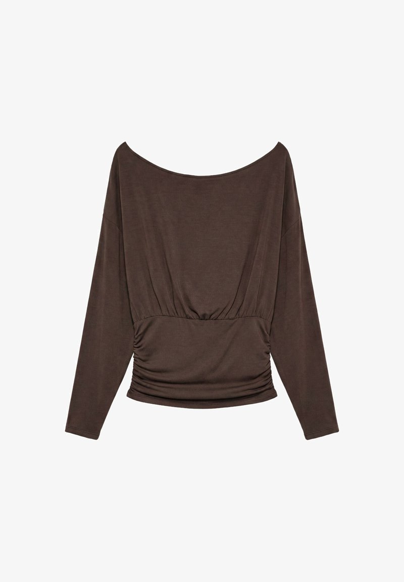 Haut à manches longues marron foncé avec large encolure et détail froncé à la taille, posé à plat sur fond blanc.