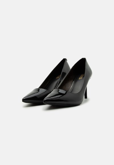 Escarpins en cuir verni noir à talons hauts avec un design à bout pointu, texture lisse et un talon aiguille fin. L'intérieur présente une doublure à motif subtil.