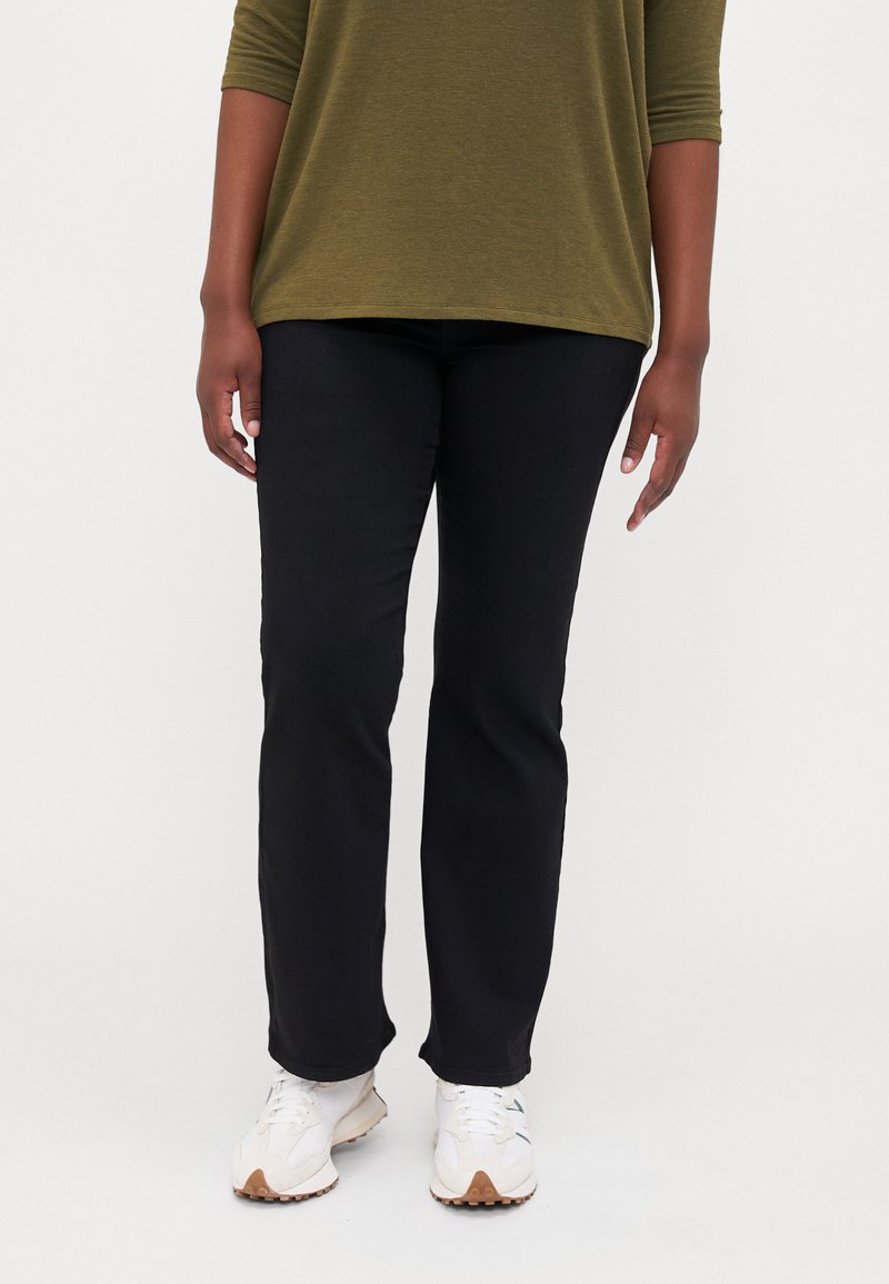 ONLY Carmakoma CARTHUNDER PUSH UP - Vaqueros a campana - black denim