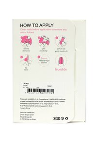 De verpakking van de nagelwraps heeft een witte achtergrond met zwarte tekst. Instructies voor applicatie staan in roze, inclusief pictogrammen die de stappen demonstreren.