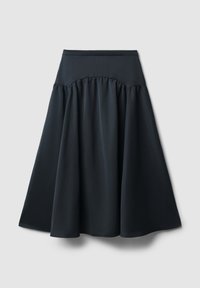 Gonna nera al ginocchio realizzata in tessuto liscio. Presenta una vita aderente e dettagli raccolti in vita per una silhouette ampia.