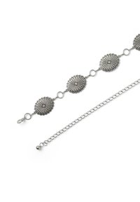 Bracciale argentato con medaglioni ovali caratterizzati da intricati motivi a raggi di sole, uniti da piccoli cerchi e rifinito con un gancio a molla.