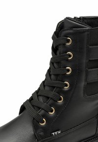 s.Oliver Stivaletti con plateau - black