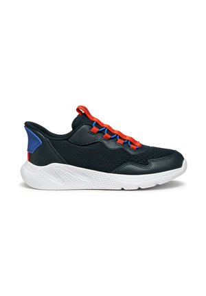 Baskets avec une tige marine, des lacets rouges et bleus, et une finition texturée. La semelle blanche présente un motif en vague et un tirant au talon en bleu et rouge.