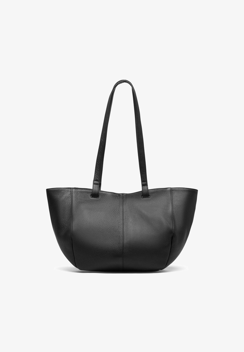 Czarna skórzana torba tote z dwiema długimi rączkami, o zaokrąglonym kształcie, fakturowanym wykończeniu i widocznymi detalami szwów, idealna do codziennego użytku.