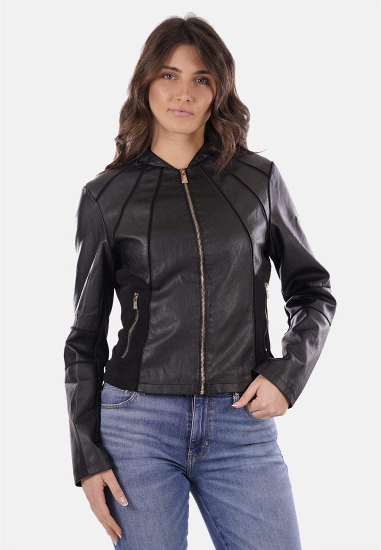 Giacca in vera pelle nera con zip frontale, design aderente e tasche laterali. Presenta cuciture verticali e uno stile sportivo con cappuccio.