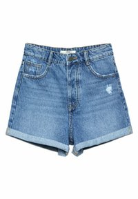 Shorts in denim blu con risvolti, bottone anteriore, zip, tasche e una piccola patch consumata sulla coscia destra.