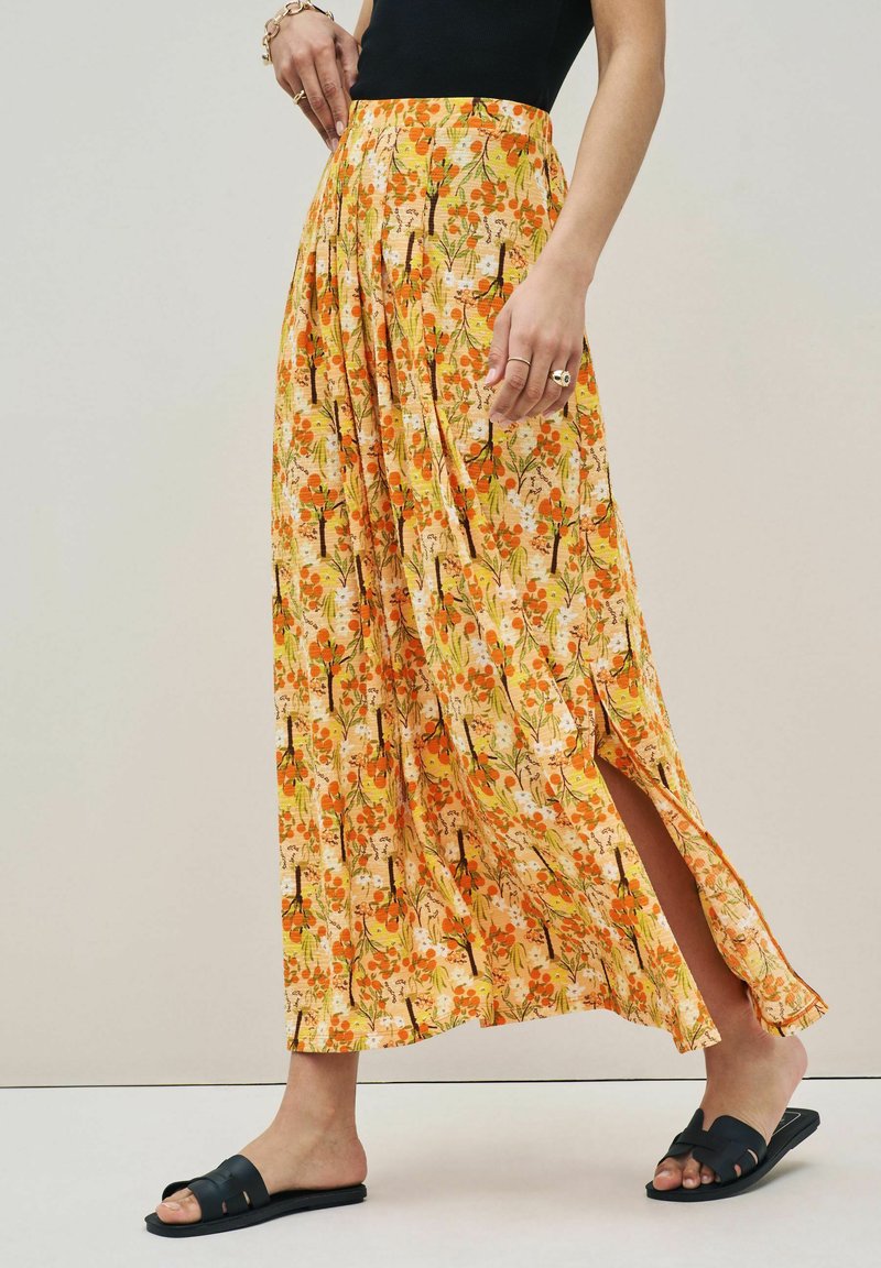 Next PLEAT FRONT DETAIL MAXI SKIRT Plooirok orange ditsy/oranje