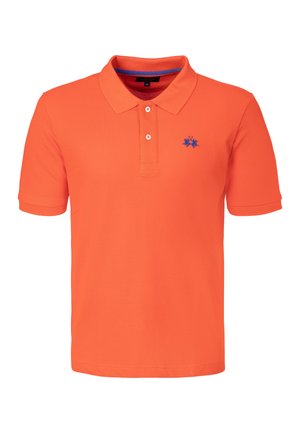 Jasnopomarańczowa koszulka polo z krótkim rękawem, dwoma białymi guzikami i małym niebieskim haftowanym logo na lewej piersi.