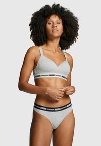 Grauer BH und passendes Tanga mit schwarzem elastischem Bund, der das "PUMA"-Logo trägt. Weicher Stoff und ein V-förmiges Design sorgen für eine bequeme Passform.