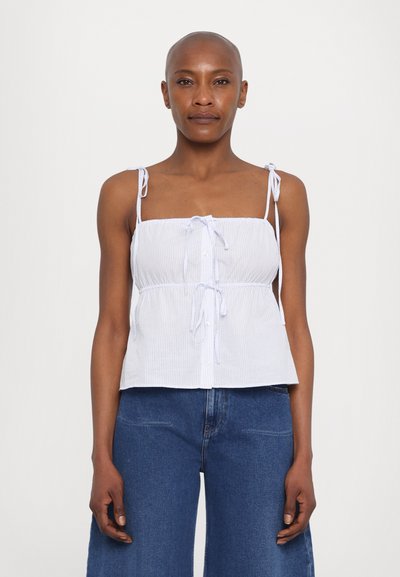 Haut court rayé bleu clair avec des bretelles ajustables et une taille froncée, présentant une fermeture à boutons sur le devant et un ourlet évasé.