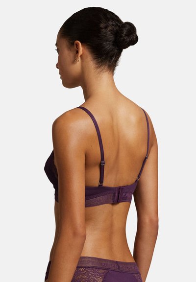 Violetti pitsirintaliivit säädettävillä olkaimilla ja hakasuljinnalla. Takana teksturoitu nauha, jossa "RALPH LAUREN" -brändäys.