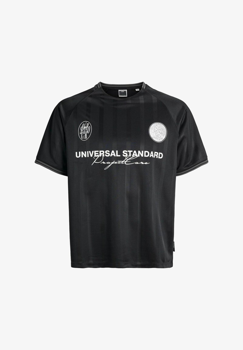 Mustaga lühikeste varrukatega t-särk ümmarguse kaelusega, millel on vertikaalsed triibud, kaks logotrükki ja valge tekst "UNIVERSAL STANDARD ProjectCore".