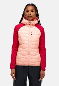 Chaqueta acolchada con un frontal de tejido acolchado rosa y mangas rojas. Diseño con capucha, cierre con cremallera y bolsillos laterales, fabricada con un tejido suave.