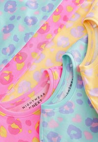Quattro top da notte senza maniche in colori pastello: blu, rosa, giallo. Ognuno presenta una stampa leopardata giocosa con colli a coste a contrasto.